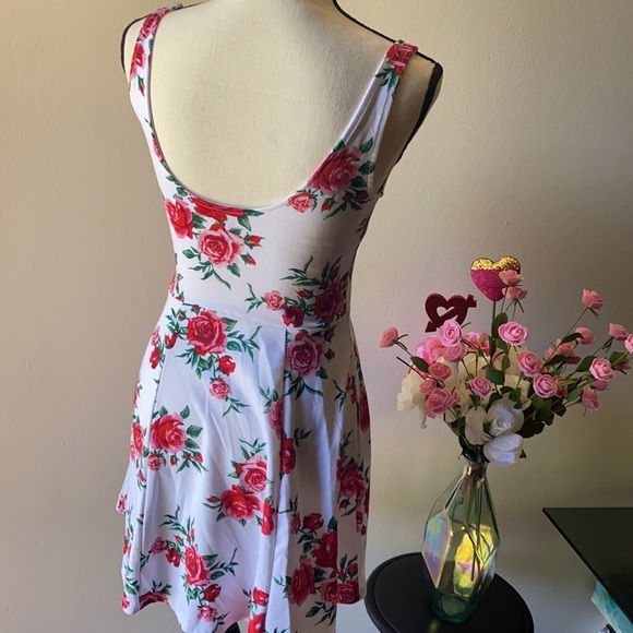 ❤️💕NWOT H&M rose printed Dress❤️💕 - Picture 5 of 5